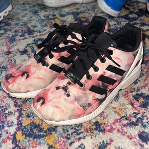 Lightly worn Adidas Torsion- floral print- Big Kids size 4 (Women’s 6)